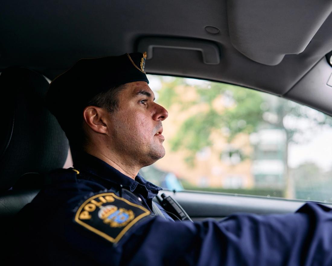 På vakt: Politibetjent Johannes Dontsios patruljerer i Lindängen i Malmö, som lenge var episenteret i den svenske voldsbølgen.