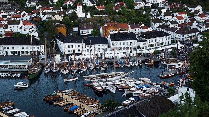 Sommerbåten i Risør. Debatt om boplikt og hytteskatt