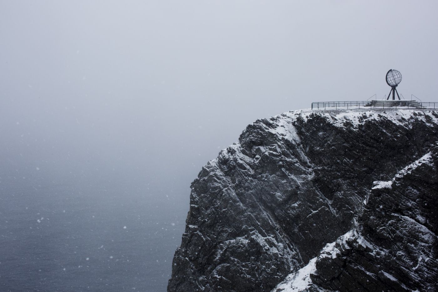 Nordkapplatået, Nordkapp kommune. 
  
 Nordkapp kommune er fattig og mangler ressurser til blant annet svømmebassen og vedlikehold av sykestue og lekeplasser. Nylig har det blusset opp en strid rundt hvem som skal få dra økonomisk nytte av Nordkapplatået. I dag eier Scandic hotels turistsenteret Nordkapphallen der turister må betale 275,- i inngangspenger for å gå ut på platået. Lokalpolitikere og en aksjonsgruppe på facebook gjør nå opprør mot at kommunen ikke får en del av denne verdiskapningen. 
  
 Foto: Maria GossÈ 
 Journalist: Astrid Hygen Meyer