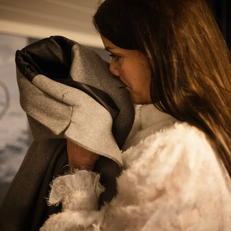 Valnes, 20. november  Nina Elisabeth Lund står inne på det som var sønnen Marcus Bangås sitt gutterom. 12. desember var det ett år siden den unge fiskeren Marcus forsvant på Lopphavet, og han er fortsatt ikke blitt funnet. Idet Lund borer nesa i jakka til Marcus og leter etter en flik av den lukta hun elsker, gir hun sorgen et ansikt. I bakgrunnen henger et bilde av Marcus, fiskeren som elsket havet. Foto: Anniken C. Mohr