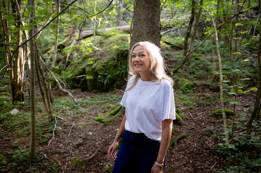 Skjermene spiser seg inn i dagens barndom. Det er en allmenningens tragedie, sier forfatter Maja Lunde. 