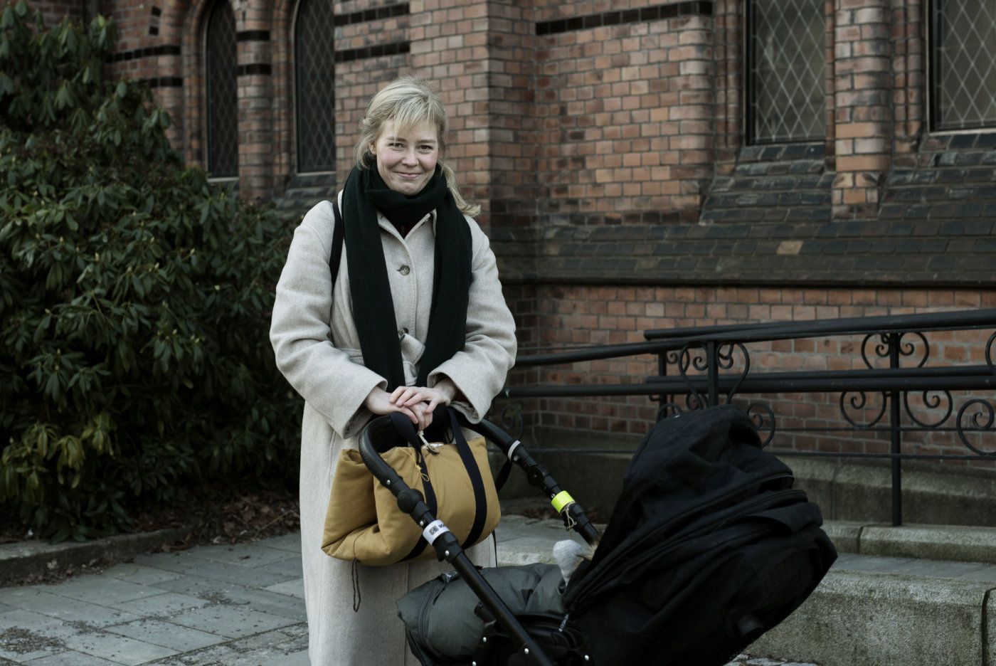 EnquÍte med kvinner om 8. mars og hovedparolen: Fjern nemndene. Her er Sara Holm fotografert utenfor Sagene kirke i Oslo. Foto: Hanne Marie Lenth Solbø
