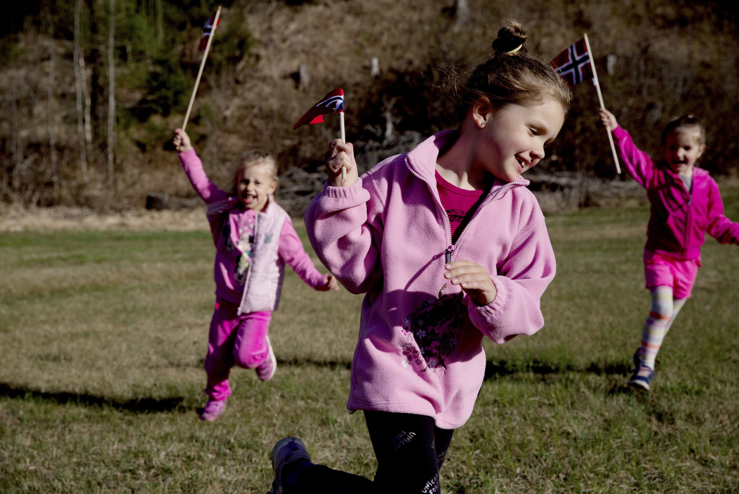 Ukrainske flyktninger på Hvalsmoen mottak utenfor Hønefoss forbereder seg til 17. mai sammen med refugees welcome to Ringerike. 
 F.v: Kataryna (5), Vitalina (7), Angelina (4) 
 Foto: Hanne Marie Lenth Solbø