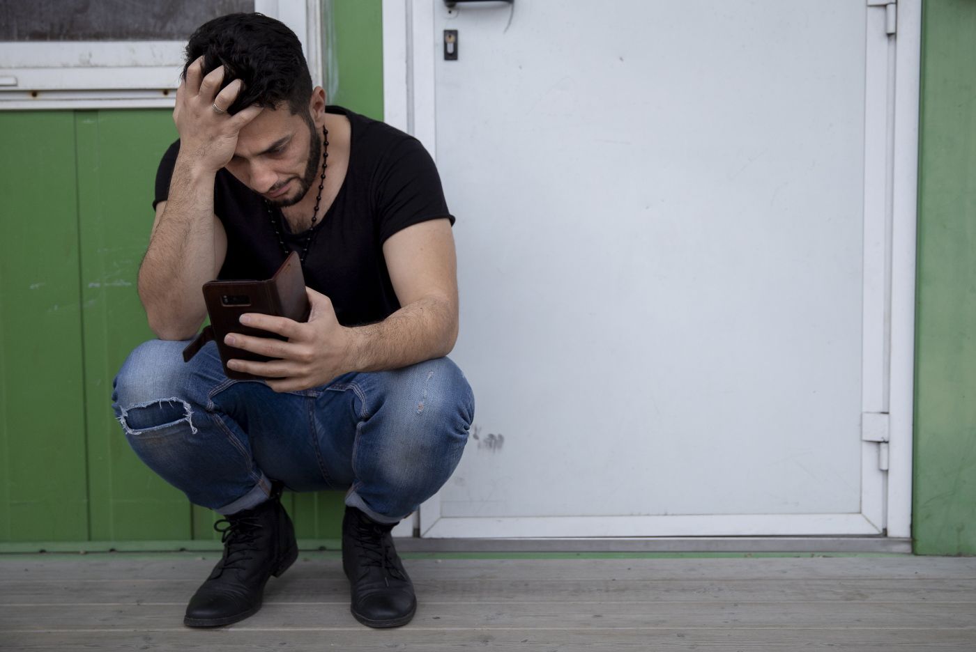 Trondheim: Den afghanske familien Yama Moradi, Maryam Moradi (21) og Rohan Moradi (ett år) er blitt splittet opp som følge av nytt regelverk. Maryam og Rohan befinner seg nå i Tyskland. Lørdag arrangerte pappa Yama ettårs bursdagsselskap for sønnen på Sandmoen asylmottak i Trondheim.  En svært følelsesladet Yama forlater festlokalet og snakker med kona og sønnen på videoanrop via Whattsapp.