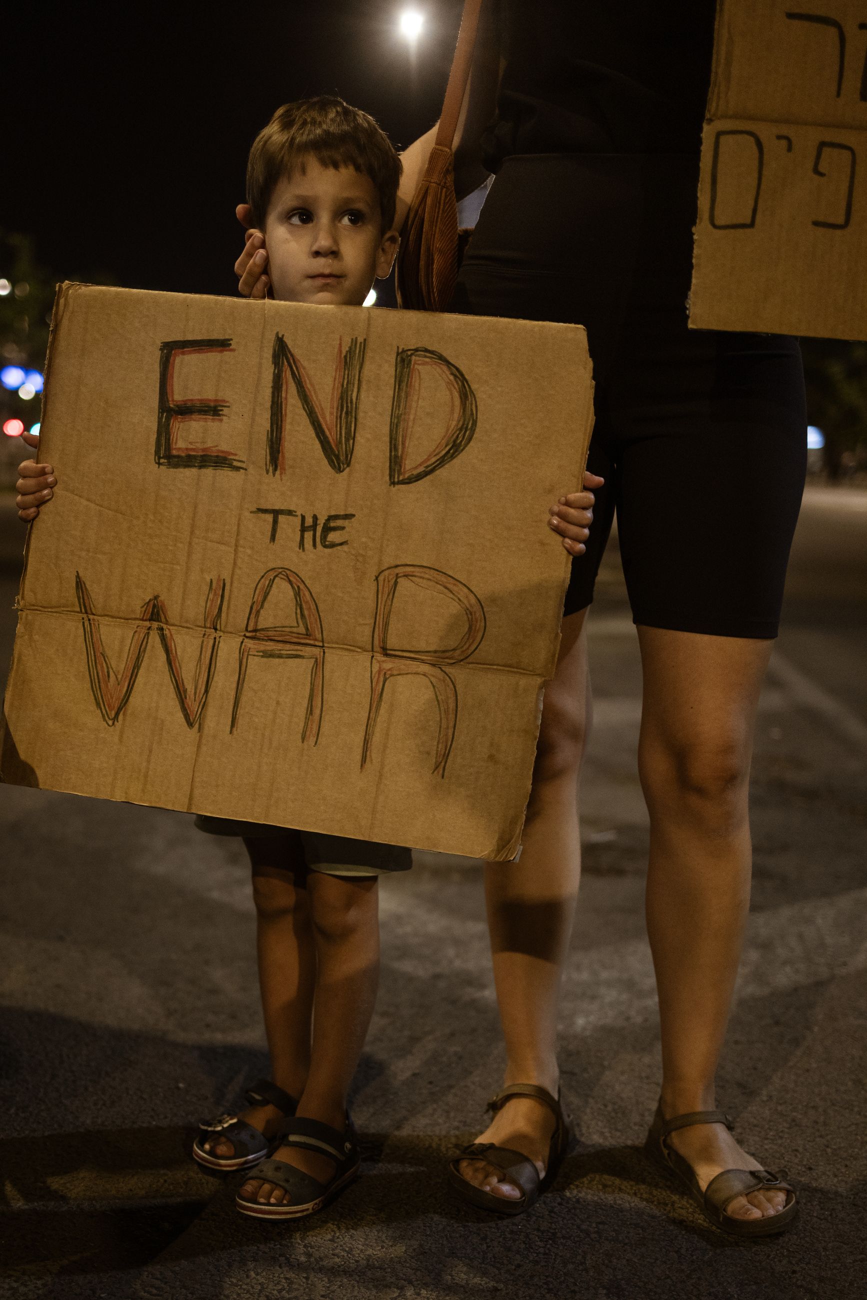 Tidlig ­krøkes: Nitai (5) er på demonstrasjon mot Gaza-krigen med mor, far og lillesøster.