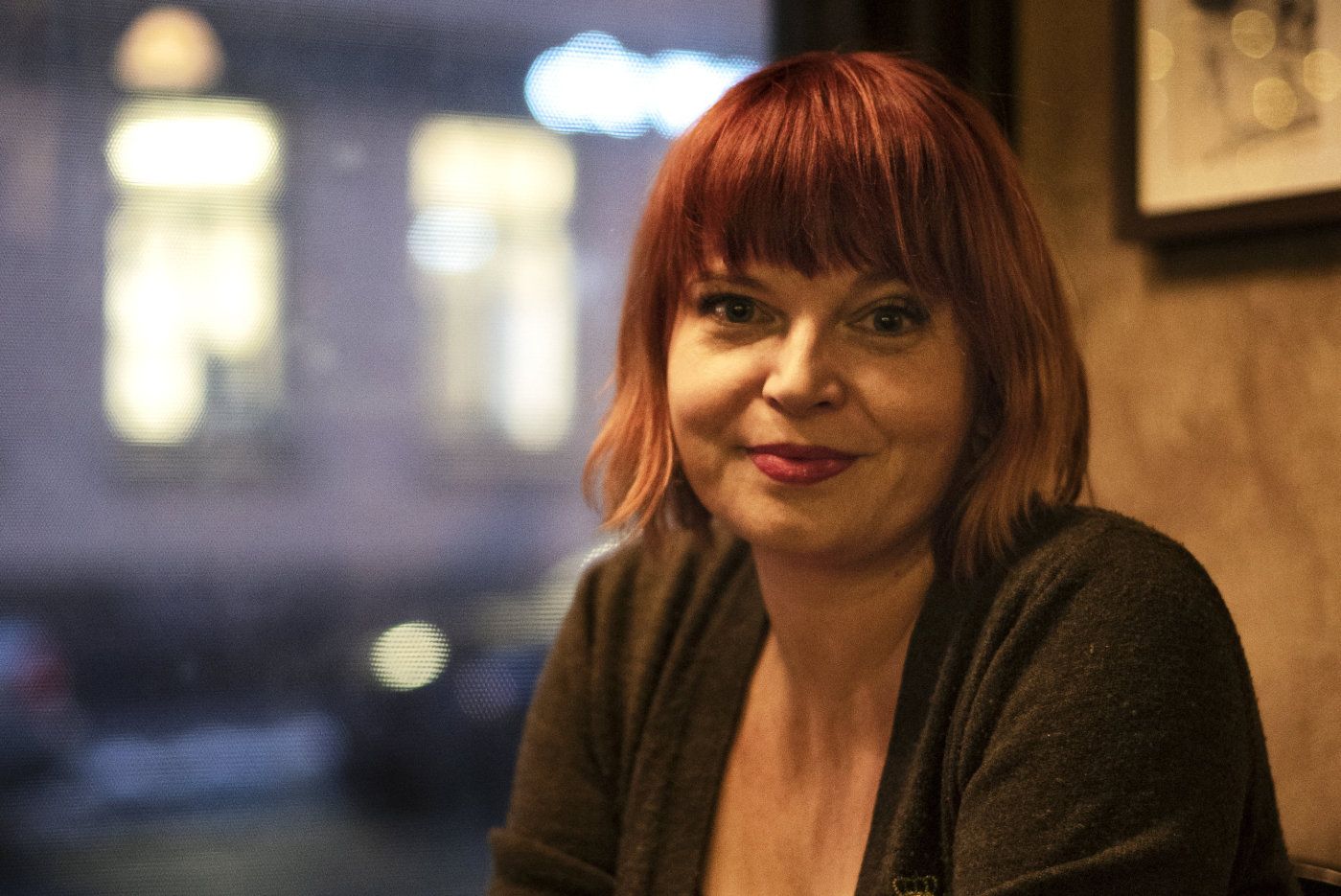 Kvissmaster Marie Larsen til Livet. Fotografert på Lincoln Pub på Torshov, hvor hun ukentlig holder kviss. Dette har hun gjort i flere år nå, og på flere puber rundt om i Oslo. 
  
 Foto: Hanna Kristin Hjardar / Klassekampen