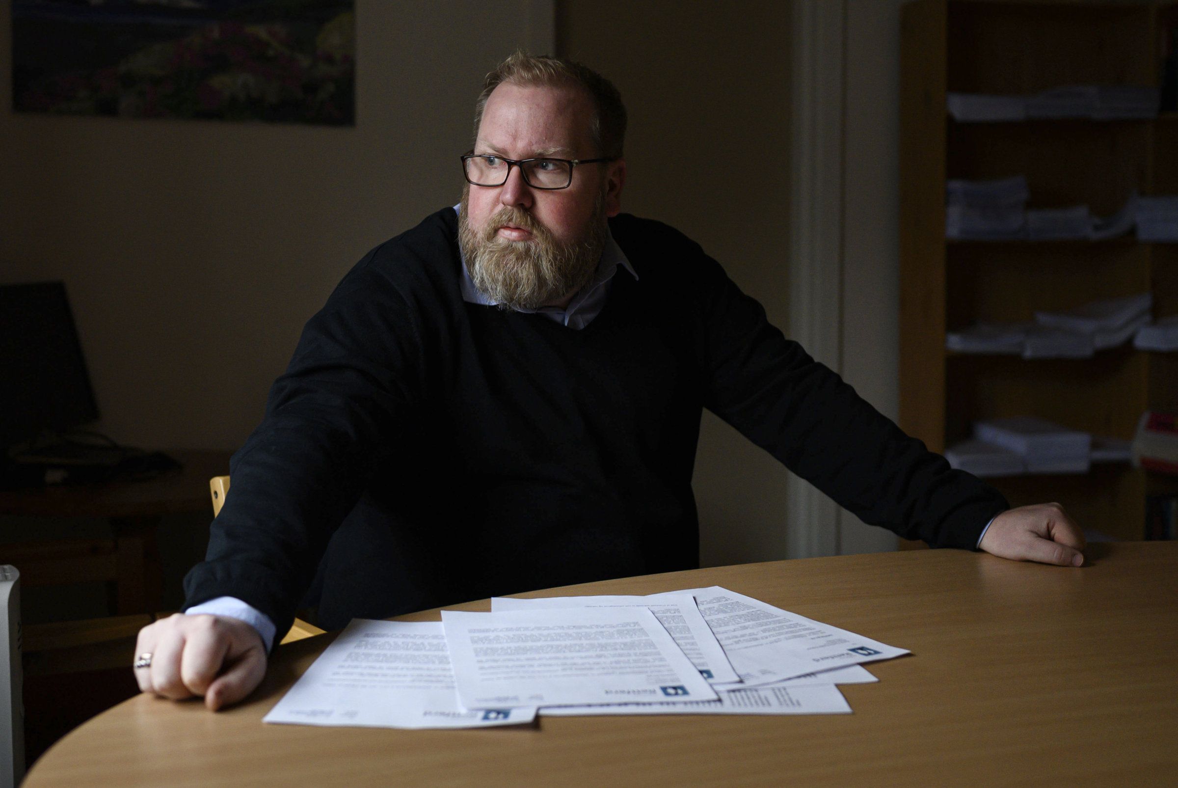 Tor Bernhard Slaathaug, generalsekretær i stiftelsen Rettferd. Her med oppsigelser han skal sende ut til de ansatte. 
  
  
 Stiftelsen rettferd frykter for framtiden etter at de ikke får forlenget en del av støtten de mottar over statsbudsjettet. 
 Foto: Fartein Rudjord