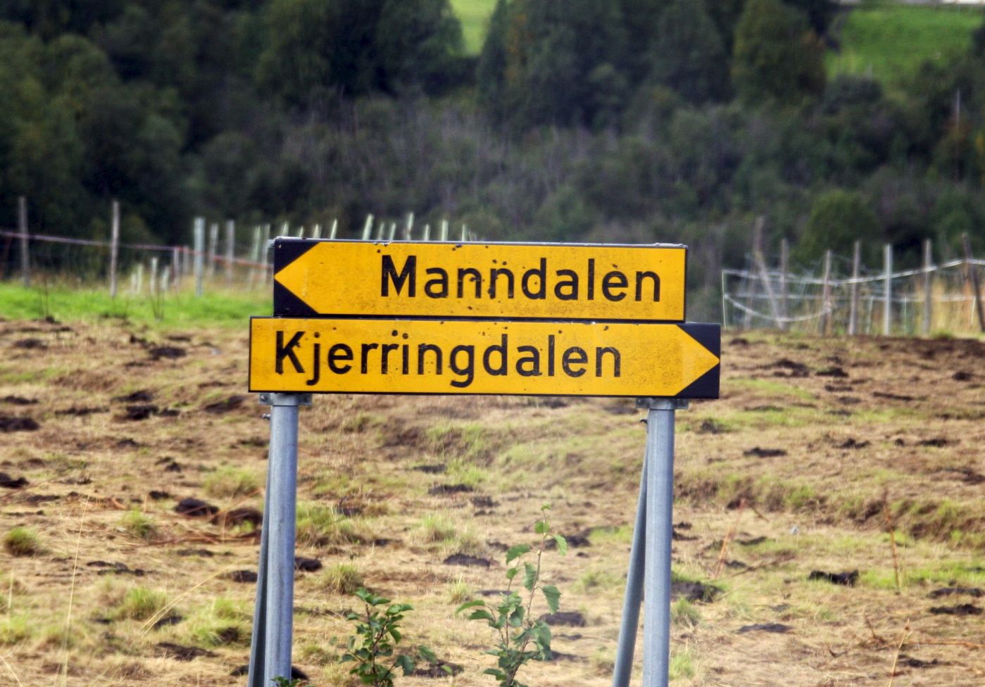 MANNDALEN 20070827: Kronprinsparet har sett mange flotte steder på sin reise i Nord-Troms, en landsdel som byr på geografi for begge kjønn. Her veiskilt Manndalen / Kjerringdalen. 
 Foto: Lise Åserud / SCANPIX