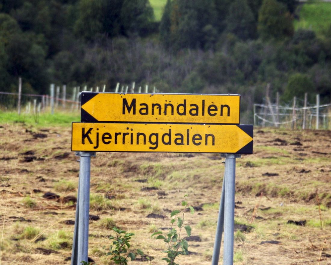 MANNDALEN 20070827: Kronprinsparet har sett mange flotte steder på sin reise i Nord-Troms, en landsdel som byr på geografi for begge kjønn. Her veiskilt Manndalen / Kjerringdalen. 
 Foto: Lise Åserud / SCANPIX