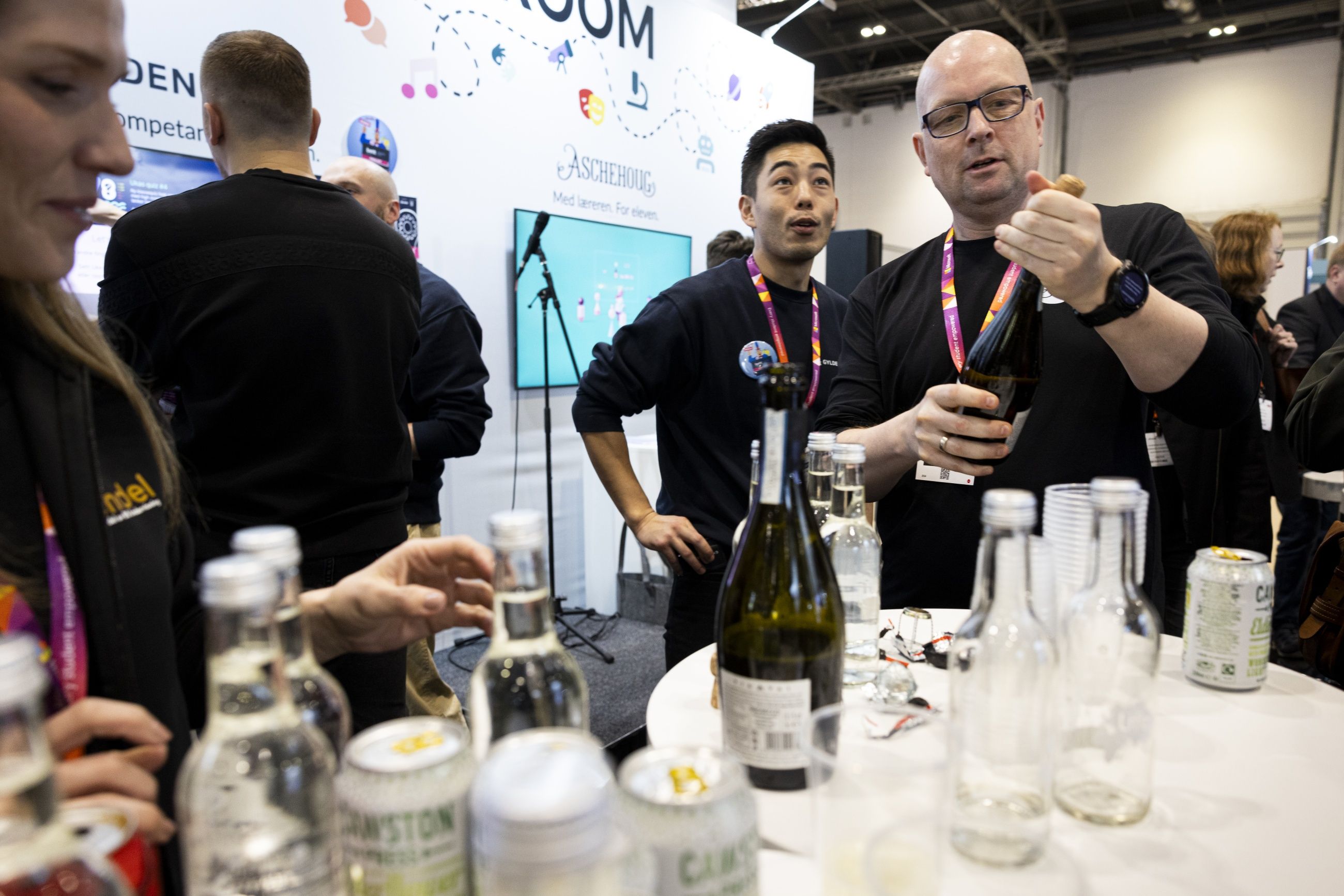 GODE TIDER: Kjell-Erik Gillesen fra Aschehoug serverer musserende vin til norske skoleledere på digitalmessa Bett i London.