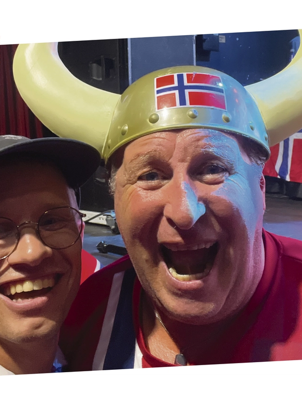 Komikeren får oss til å bue mot Morgenbladets Bernhard Ellefsen