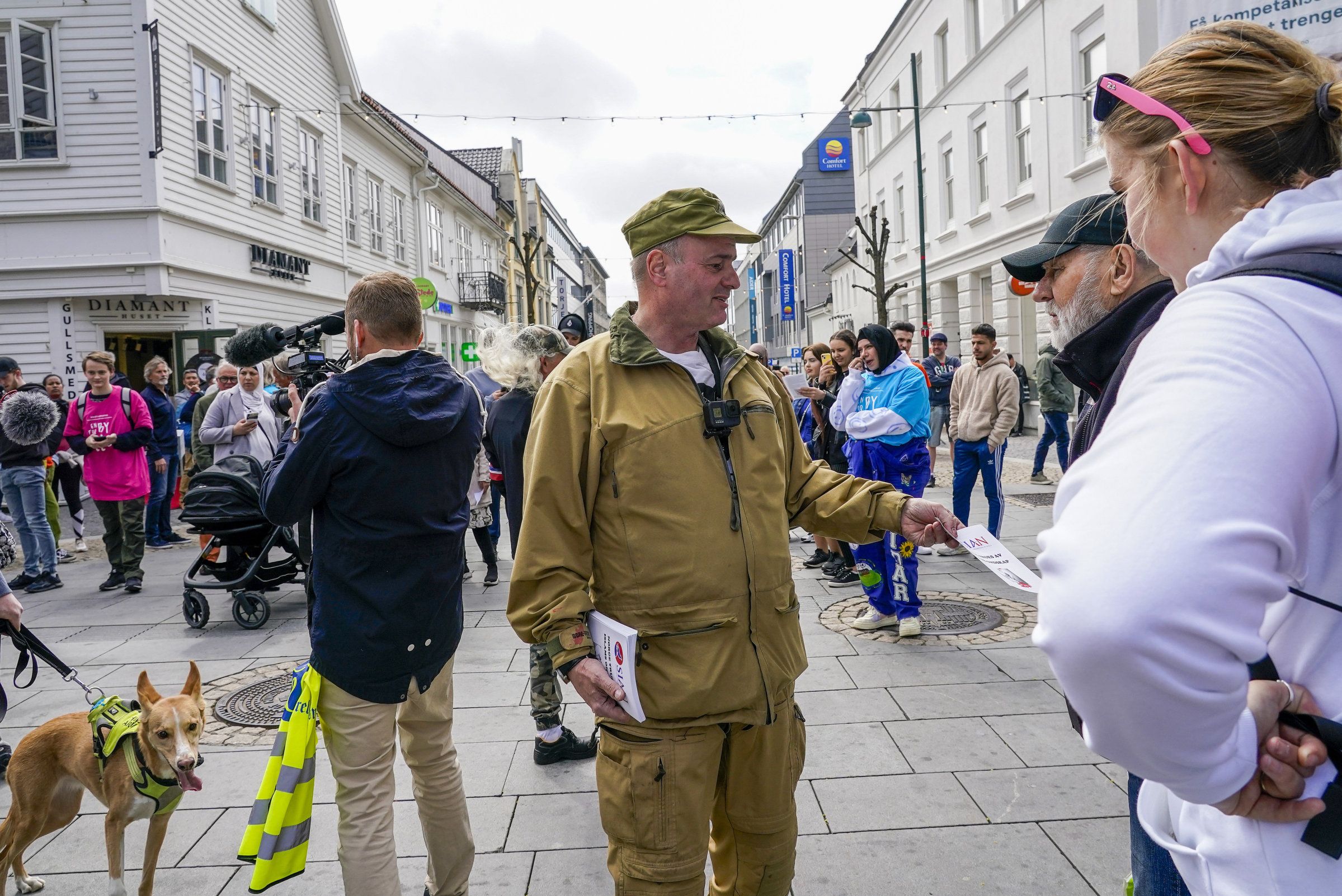 Kristiansand 20220506. 
 SIAN-leder Lars Thorsen deler ut løpesedler i Kristiansand. 
 Foto: Terje Bendiksby / NTB