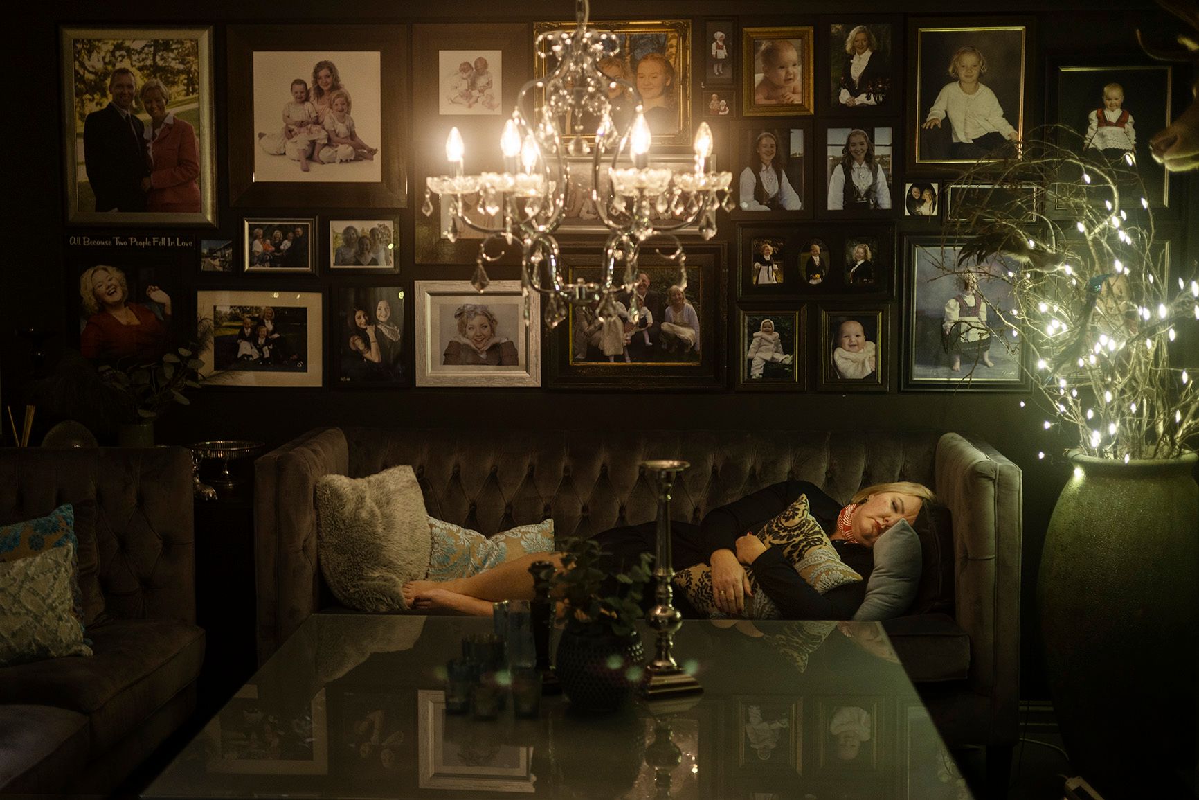 Kristiansand, 6. november Det amerikanske presidentvalget fulgte vi fra bibelbeltet, hjemme hos Lill May Vestly; ihuga Trump-supporter og leder av Pro-Life bevegelsens norske grein. Hun var trygg på at «Make America Great Again» ville seire, og utpå natta slukner hun på sofaen i den ene stua. Over henne henger familien. Vestly drømmer om en familiepolitisk revolusjon i Norge, en som respekterer den hellige treenighet: mor, far og barn. Foto: Line Ørnes Søndergaard