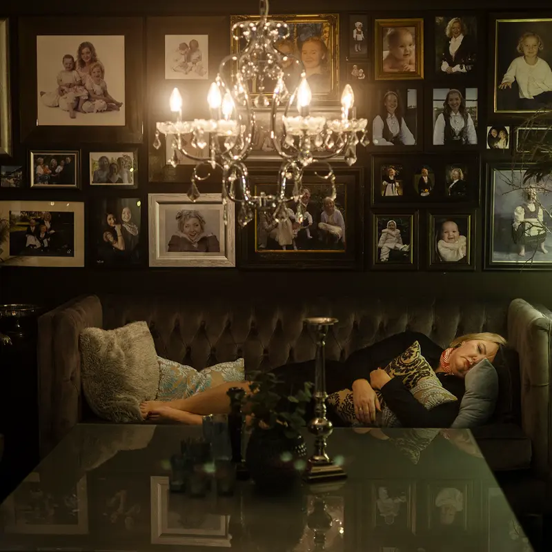 Kristiansand, 6. november Det amerikanske presidentvalget fulgte vi fra bibelbeltet, hjemme hos Lill May Vestly; ihuga Trump-supporter og leder av Pro-Life bevegelsens norske grein. Hun var trygg på at «Make America Great Again» ville seire, og utpå natta slukner hun på sofaen i den ene stua. Over henne henger familien. Vestly drømmer om en familiepolitisk revolusjon i Norge, en som respekterer den hellige treenighet: mor, far og barn. Foto: Line Ørnes Søndergaard