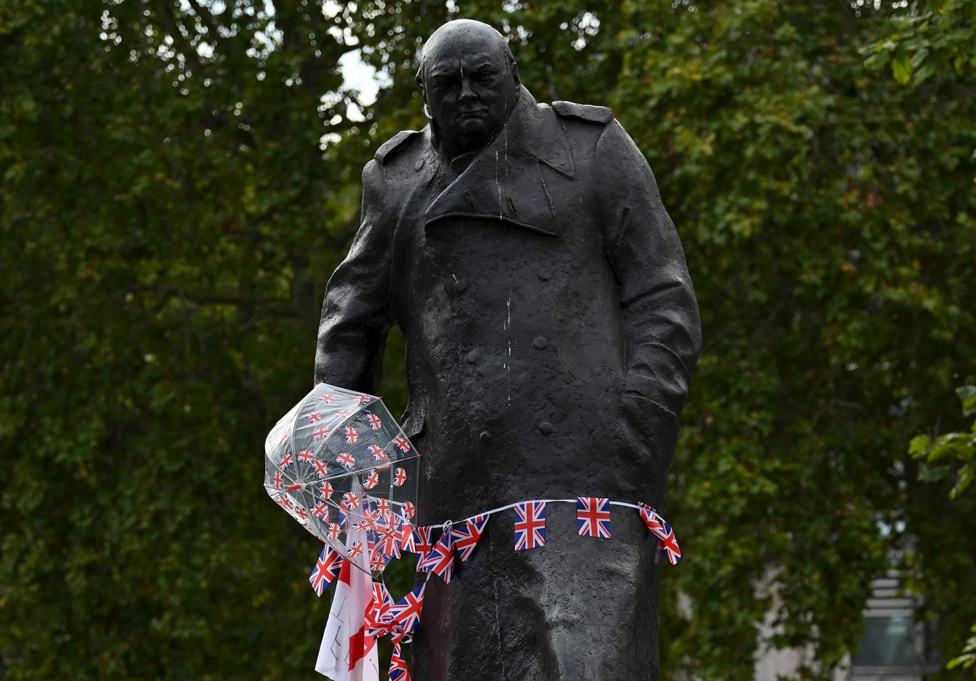 British police officers stand on duty around a statue of war-time Prime Minister Winston Churchill, during an anti-government protest calling for the resignation of current Prime Minister, Boris Johnson, on Parliament Square near Downing Street in central London on September 7, 2019. - Britain's upper house on Friday gave final approval to a law that would force Boris Johnson to delay Brexit, in a fresh setback for the British Prime Minister who is struggling in his bid to call an early election. (Photo by DANIEL LEAL-OLIVAS / AFP)