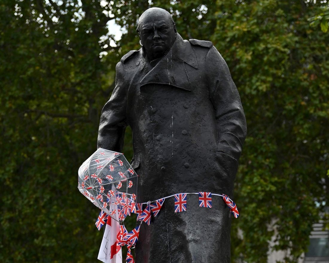 British police officers stand on duty around a statue of war-time Prime Minister Winston Churchill, during an anti-government protest calling for the resignation of current Prime Minister, Boris Johnson, on Parliament Square near Downing Street in central London on September 7, 2019. - Britain's upper house on Friday gave final approval to a law that would force Boris Johnson to delay Brexit, in a fresh setback for the British Prime Minister who is struggling in his bid to call an early election. (Photo by DANIEL LEAL-OLIVAS / AFP)