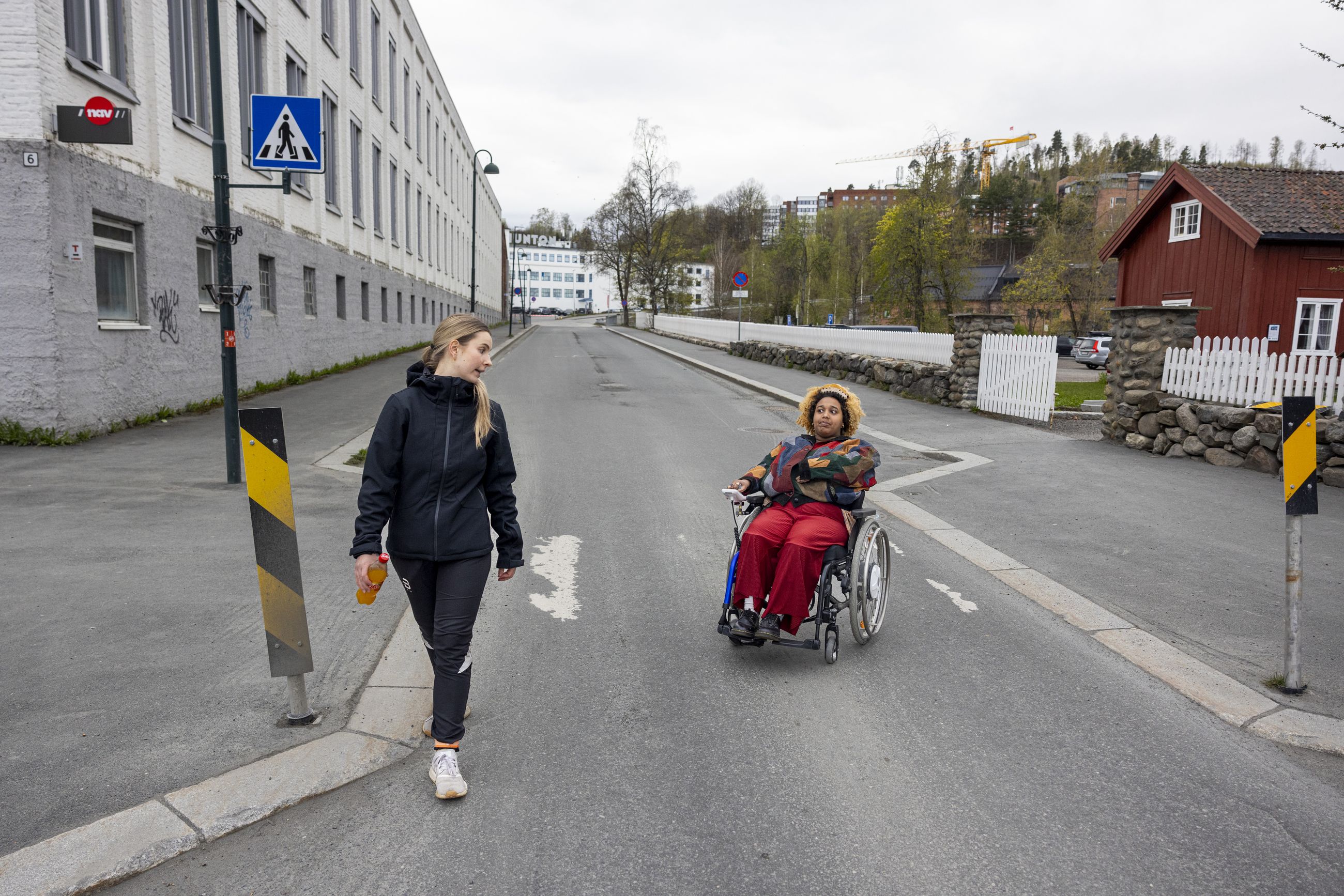 PÅ TUR: Obah Warzame Henriksen er avhengig av brukerstyrt personlig assistent i hverdagen. Her er hun på vei til matbutikken sammen med assistent Maja Thomassen.