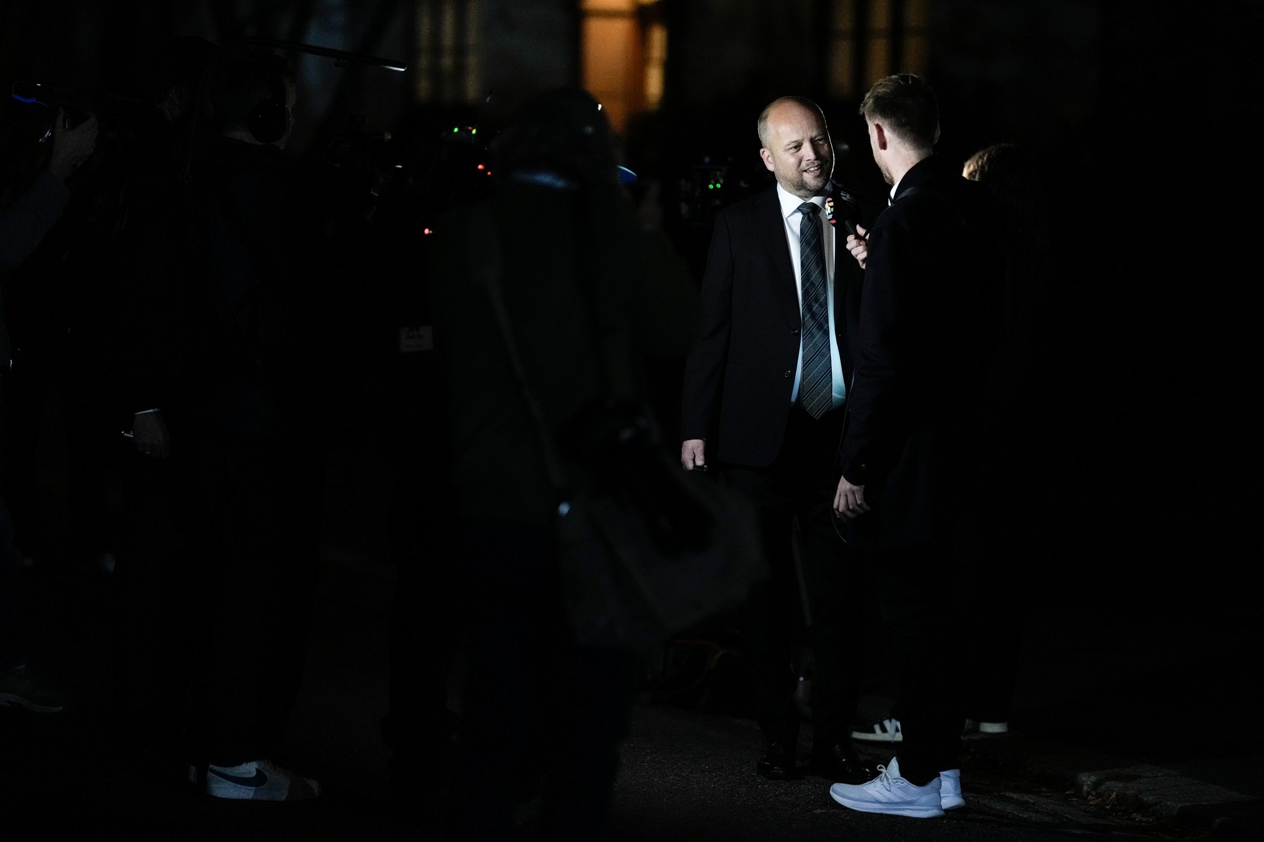 Klappet og klar: Finansminister Trygve Slagsvold Vedum (Sp) møtte i går pressen utenfor sin leilighet i Oslo.