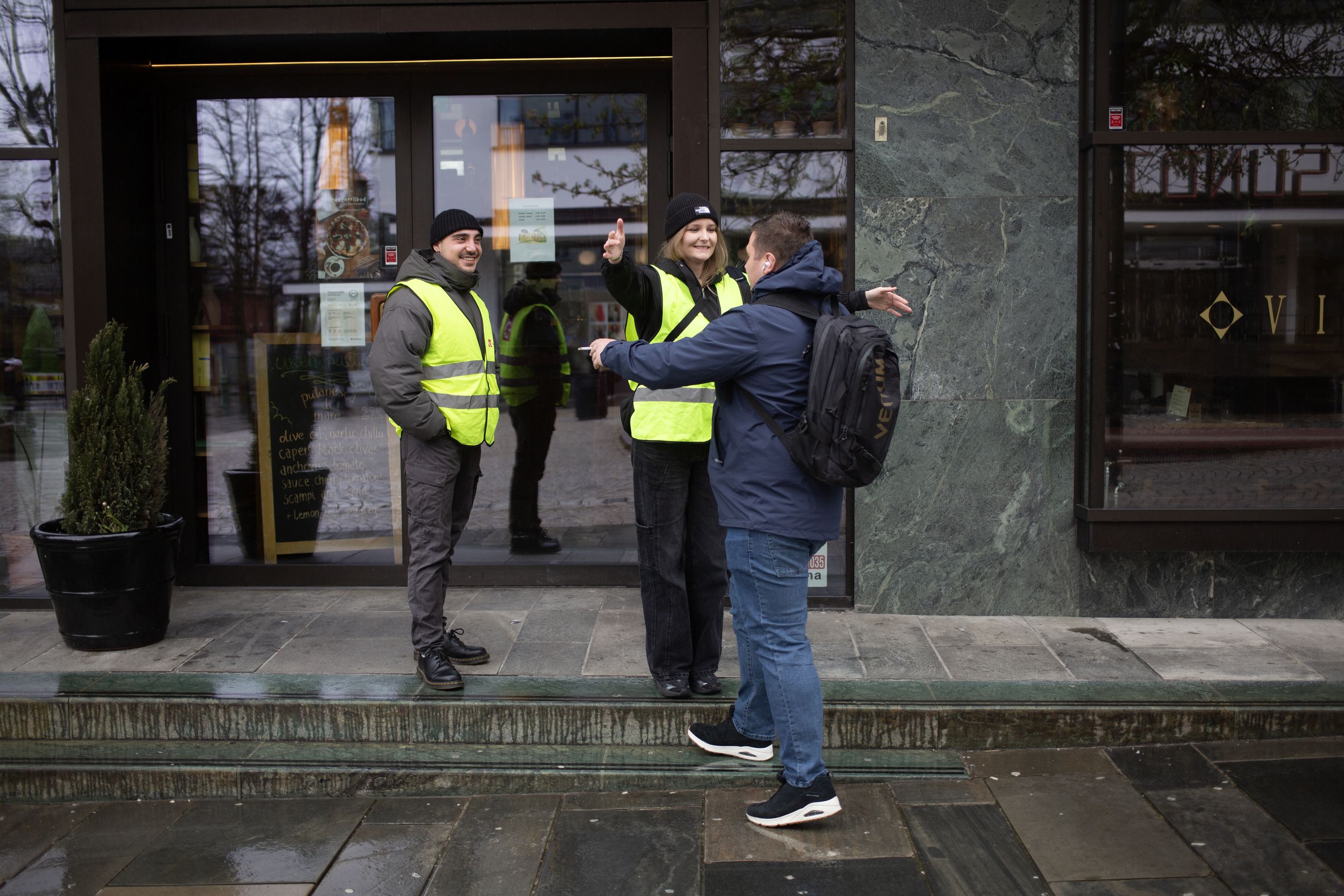 FÅR STØTTE: Tilsette ved restauraten Villa Paradiso i Bergen rykka ut for å stå streikevakt da brotet var eit faktum i går.
