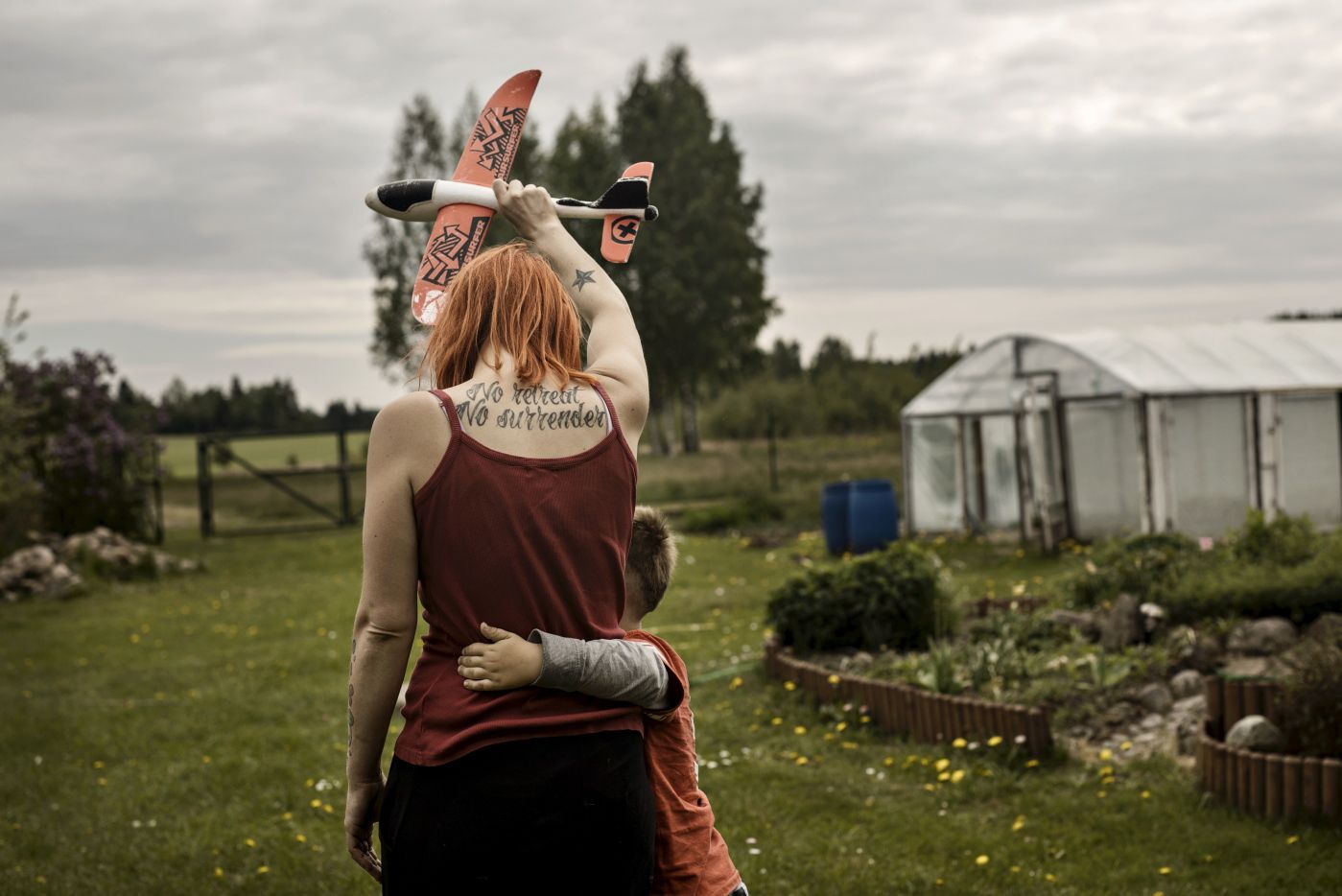 COVER : 
 Mazieji Kudzionys, Lithauen 
  
 Konktekst : Etter at britene stemte for Brexit har situasjonen i den lille byen Boston forverret seg for Aleksandra Berezina (28) og familien. Nå har de tatt avgjørelsen om å flytte hjem til Lithauen. 
  
 Aleksandra holder flyet over hodet mens Dovydas klamrer seg til livet hennes. På ryggen har hun tatovert : No retreat, no surrender.