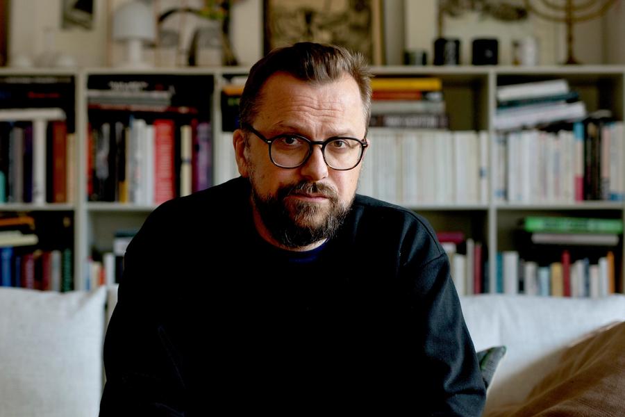 Venstresida har byttet ut bokklubben med god mat og vin, ifølge teaterviter Jon Refsdal Moe.