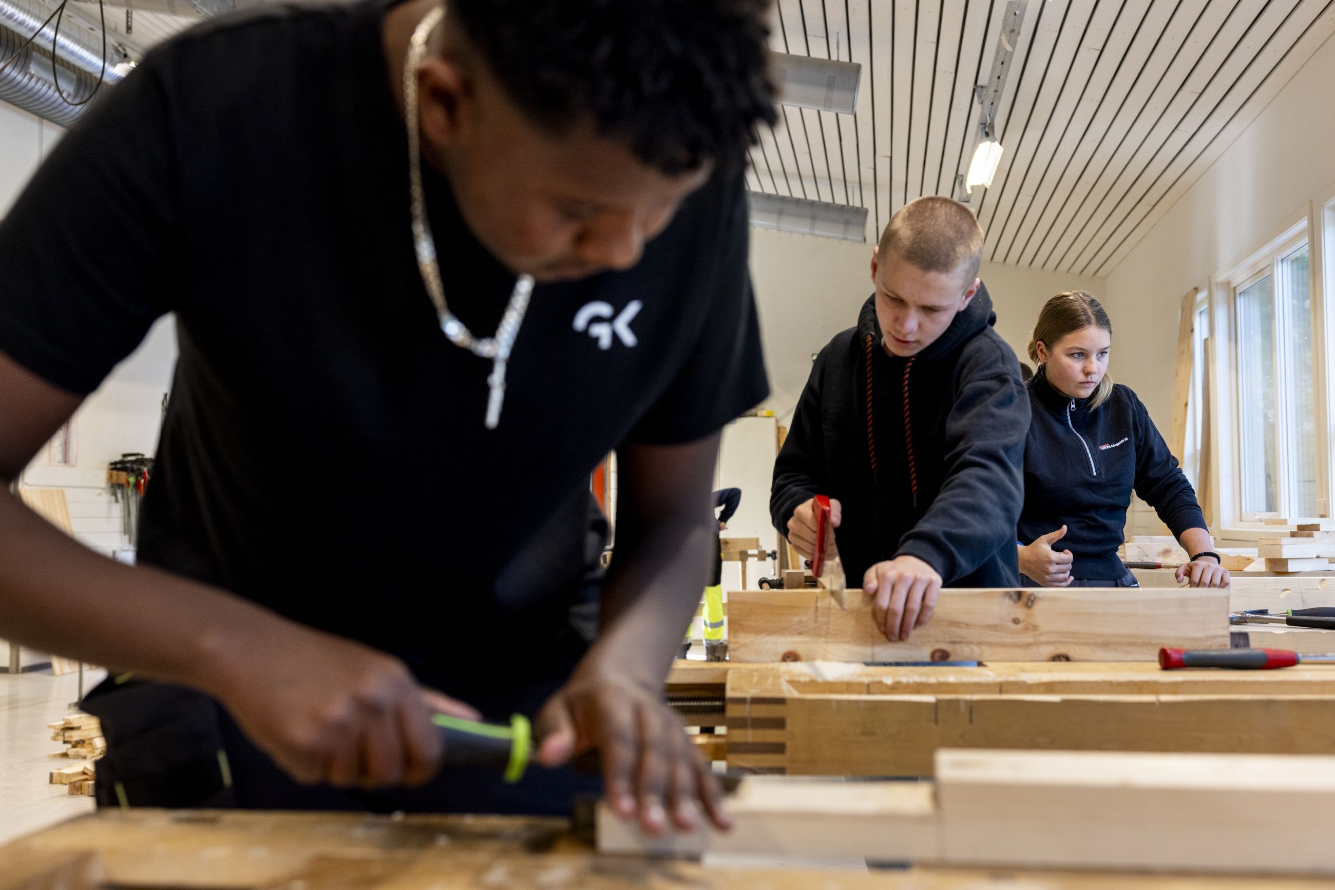 KAN FÅ NY SKULE: Elever på byggfaglina ved Nord-Gudbrandsdalen videregående skule i Lom.