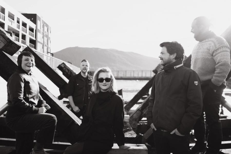 I nordnorsk folkemusikk er det et langt større drama, meiner Hekla stålstrenga