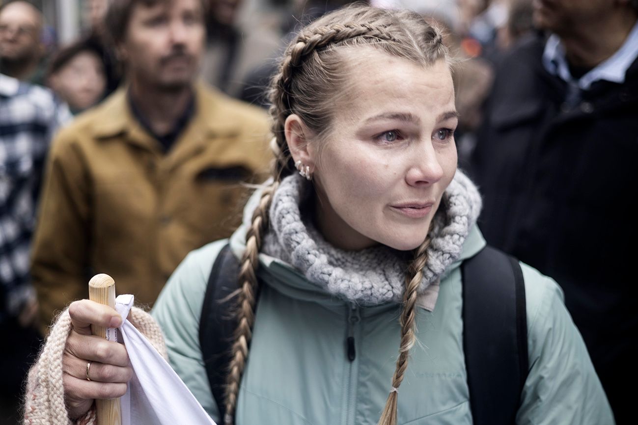 Oslo, 25. oktober  Anbudsutsetting av rusbehandlingstilbud førte til at en rekke etablerte institusjoner ikke får drifte videre. Da vi runda hjørnet for å følge framleggingen i marmorhallen, var gata full av folk og stemmer. Der var de, dem det angår. De som må leve politikken det snakkes om der inne. De som mister tilbudet, trua og jobbene sine. En av dem er Elise Gullhav fra Tyrilistiftelsen på Lillehammer. Foto: Line Ørnes Søndergaard