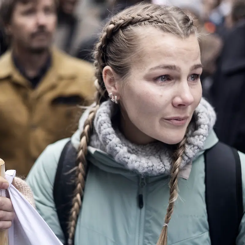 Oslo, 25. oktober  Anbudsutsetting av rusbehandlingstilbud førte til at en rekke etablerte institusjoner ikke får drifte videre. Da vi runda hjørnet for å følge framleggingen i marmorhallen, var gata full av folk og stemmer. Der var de, dem det angår. De som må leve politikken det snakkes om der inne. De som mister tilbudet, trua og jobbene sine. En av dem er Elise Gullhav fra Tyrilistiftelsen på Lillehammer. Foto: Line Ørnes Søndergaard