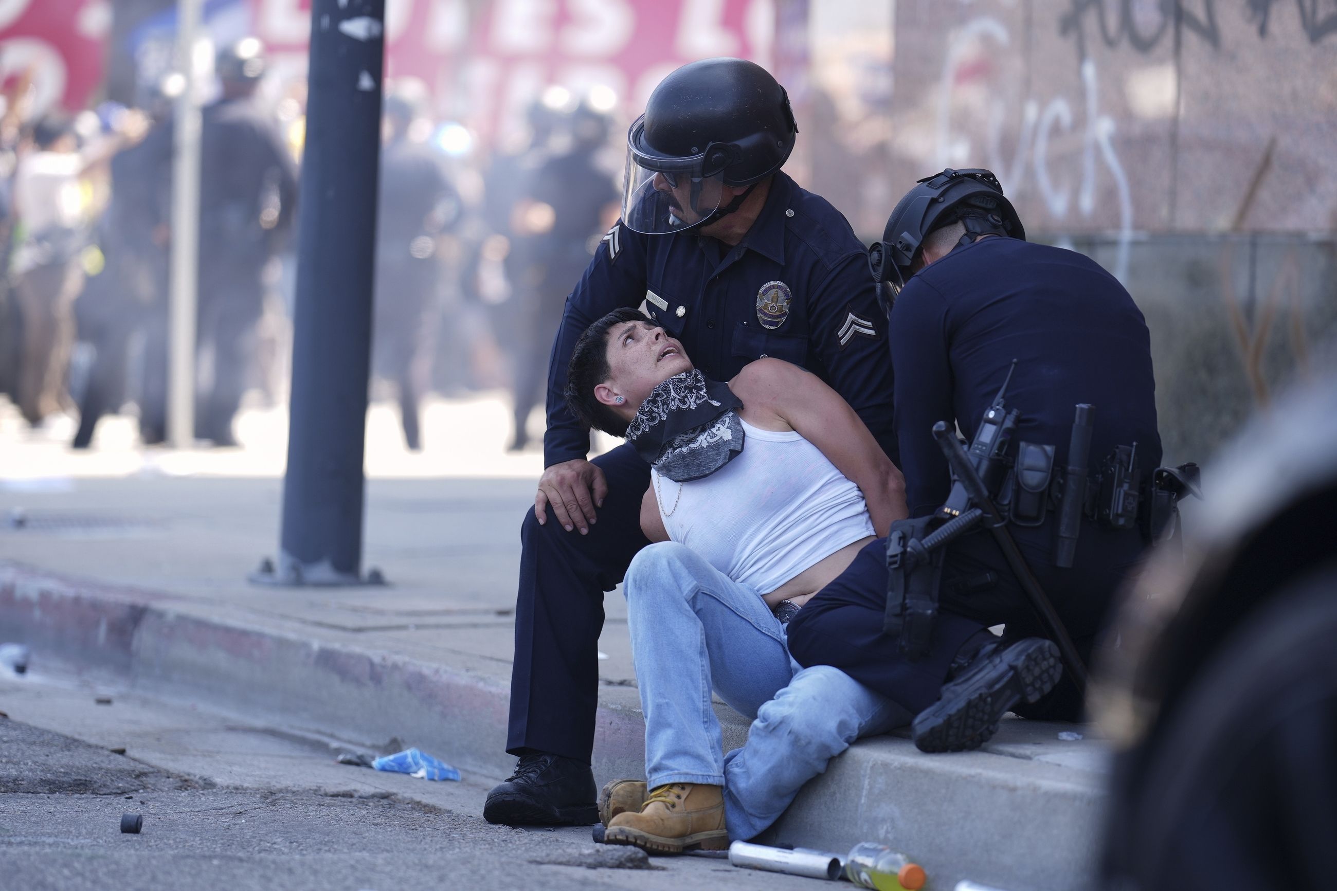 Hardhendt: En demonstrant i Los Angeles blir anholdt av politiet. President Donald Trump får nå kritikk for å ha eskalert situasjonen.