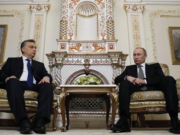 Orbán mellom to stoler