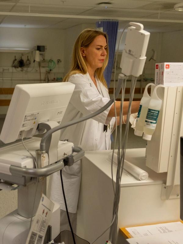 Legens dagbok fra 17,5 timer på jobb: «Jeg er redd, sulten og må tisse»