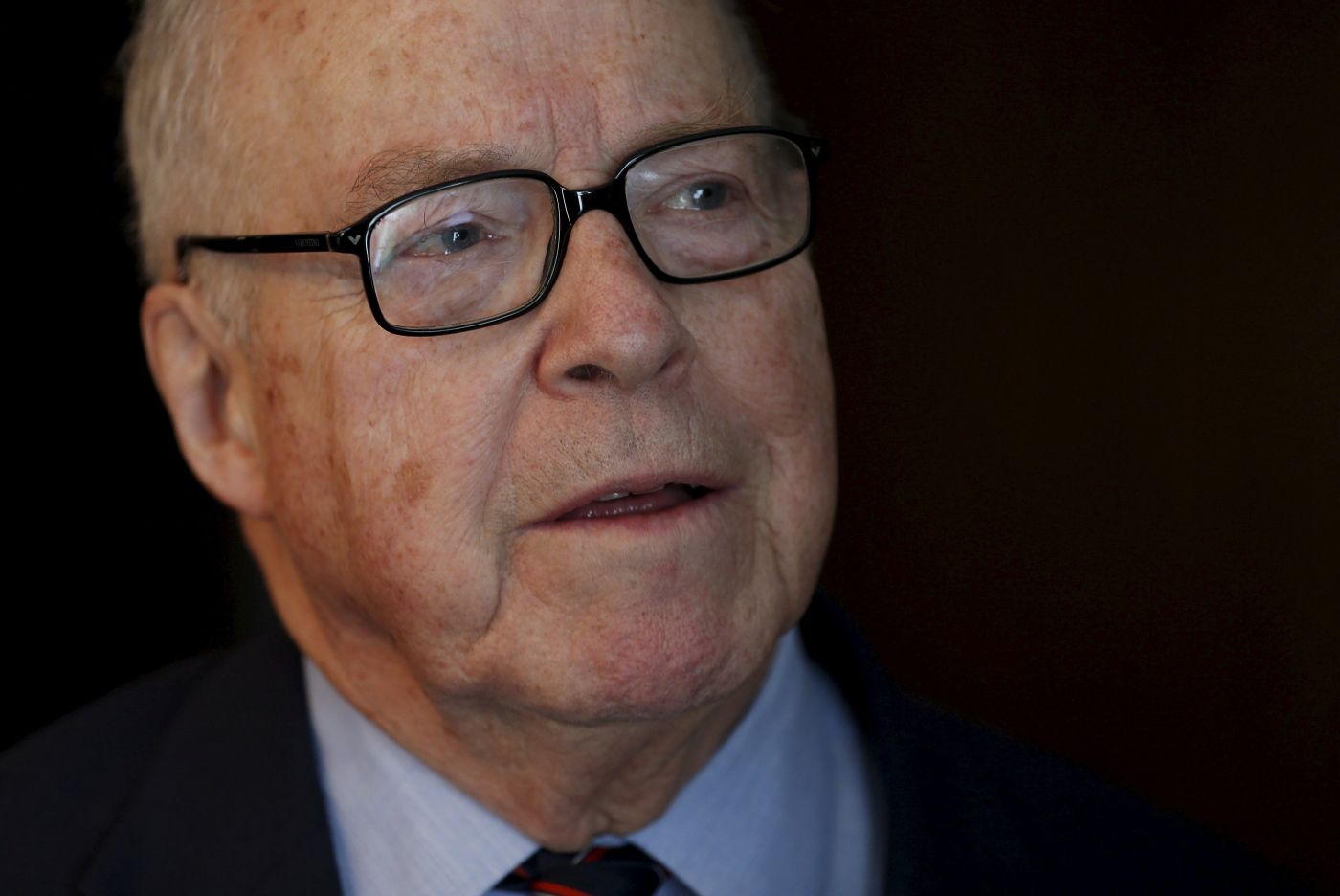 Former UN inspector Hans Blix talks to a small group of journalists at a press gathering in Dubai on March 5, 2013. Ten years after the US-led invasion on Iraq, accused at the time of hiding weapons of mass destruction, the now 82-year-old Swedish ex-diplomat urges world powers to avoid committing the same error in launching a war against Iran.  AFP PHOTO/KARIM SAHIB