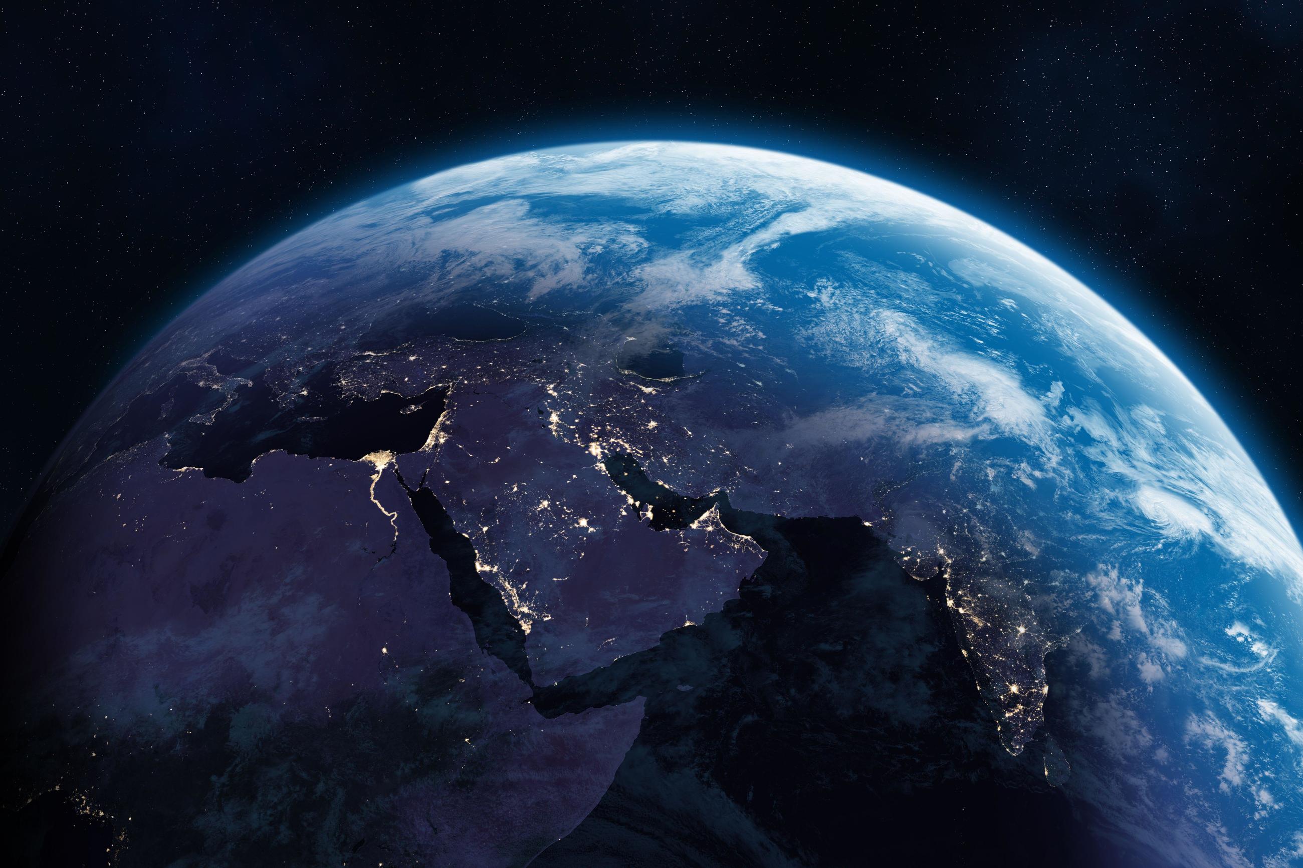 LYS I MØRKET: Midtøstens byer lyser opp nattemørket på dette satellittbildet fra i fjor.