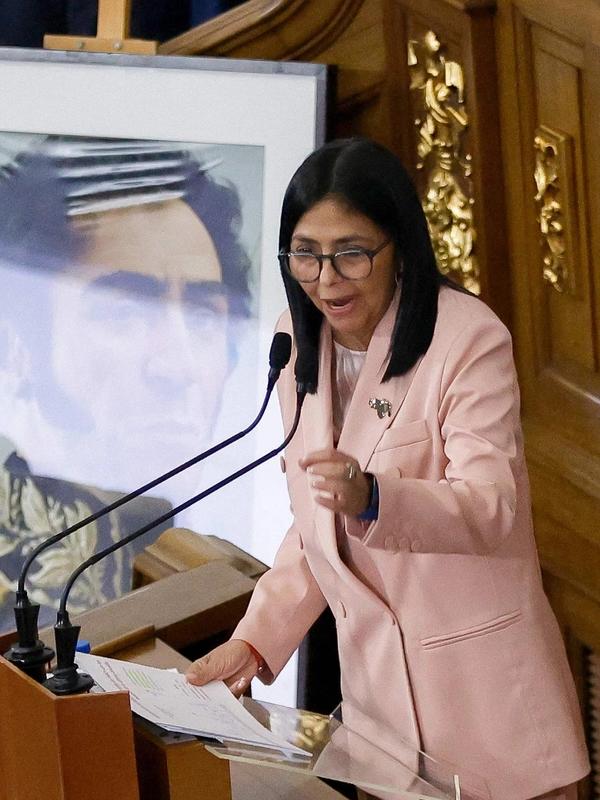 Venezuelas fungerende president står i et umulig dilemma, skriver Katarina Poensgen