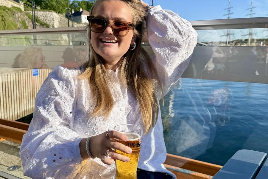 Frøya Sjursæther (19) synes det blir mye syting fra høyresida