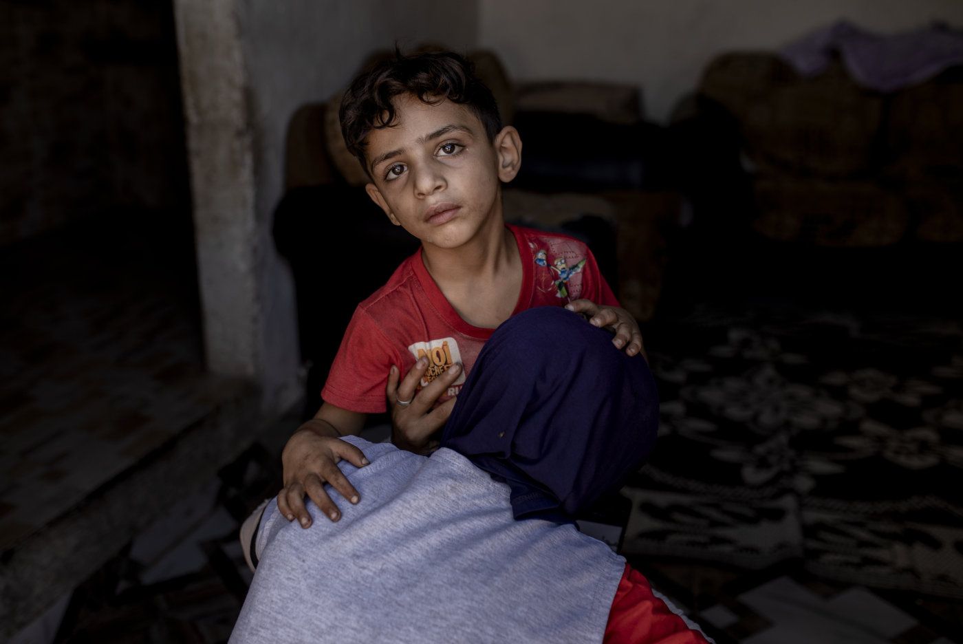 Hay al-Tanak, en slumbebyggelse i Tripoli, Libanon. ekteparet Tawfik og Khautar og deres to sønner. Den elsdste er autist og må festes i beinet med en hundelenke til sofaen så han ikke skal stikke av. I tillegg tar de seg av nevøen fra Raqqa, foreldrene hans er forsvunndet i syria-