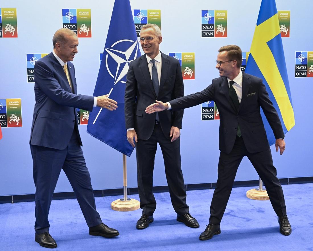 I BOKS: Mandag ga Tyrkias president Recep Tayyip Erdogan sitt ja til Sveriges Nato-søknad. Her tar han Sveriges statsminister Ulf ­Kristersson i hånda. I midten står generalsekretær i Nato Jens Stoltenberg.