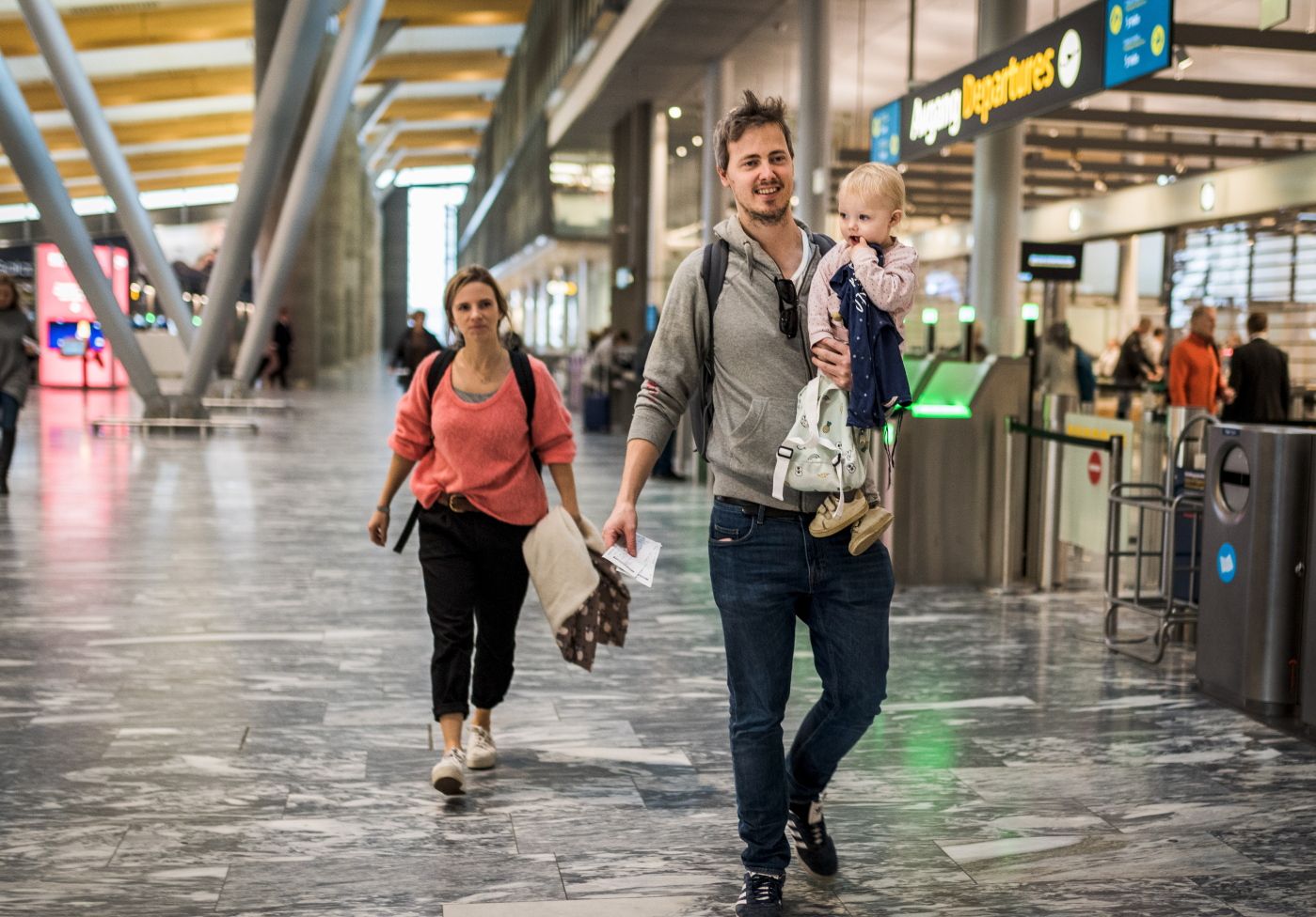 Oslo lufthavn 12.10.18: Anna Lalague og Nicolai Meltveit har dårlig samvittighet for å fly. De har med seg datteren Louise på besøk til familie i Frankrike . Foto: John Trygve Tollefsen