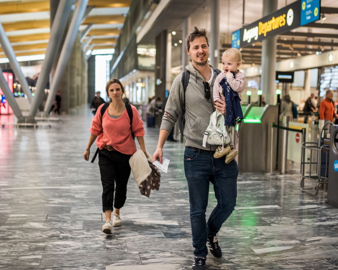Oslo lufthavn 12.10.18: Anna Lalague og Nicolai Meltveit har dårlig samvittighet for å fly. De har med seg datteren Louise på besøk til familie i Frankrike . Foto: John Trygve Tollefsen