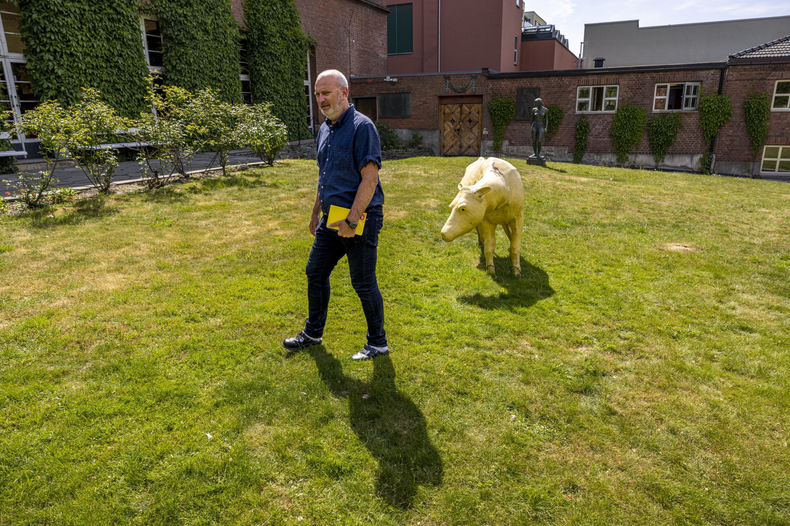 Sårt: Tillitsvald Gøran Nyberg meiner boikotten av Freia er urettferdig. Her er han i Freia-parken utafor fabrikken på Rodeløkka i Oslo, der skulpturen av ei norsk ku symboliserar at det er norsk mjølk som brukast i sjokoladeproduksjonen.