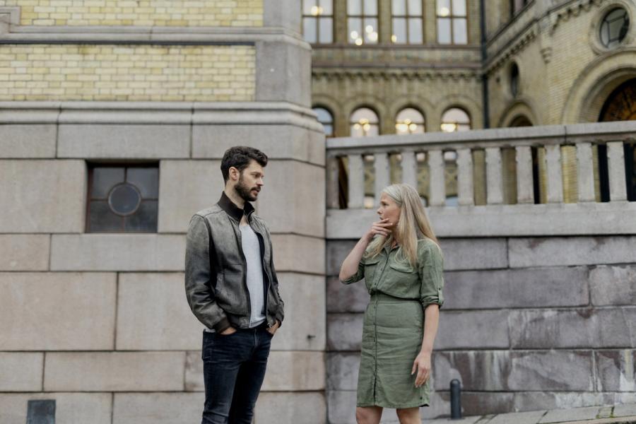 Bjørnar Moxnes (R) og Kirsti Bergstø (SV) ber regjeringen rydde opp i arbeidsforholdene for Bring-budene.
