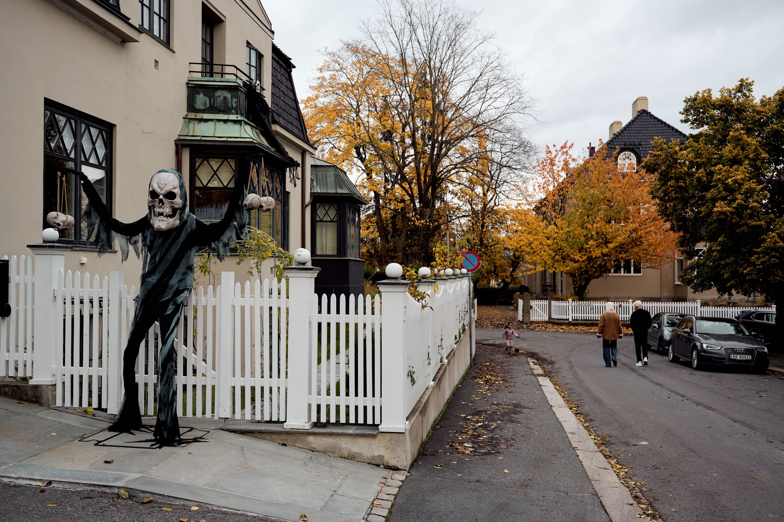 VELKOMMEN: Det er torsdag 30. oktober, og villaen til gründerparet Camilla Pihl og Peter Peters stikker trolig av gårde med seieren for beste halloween-pynt i det fornemme strøket.