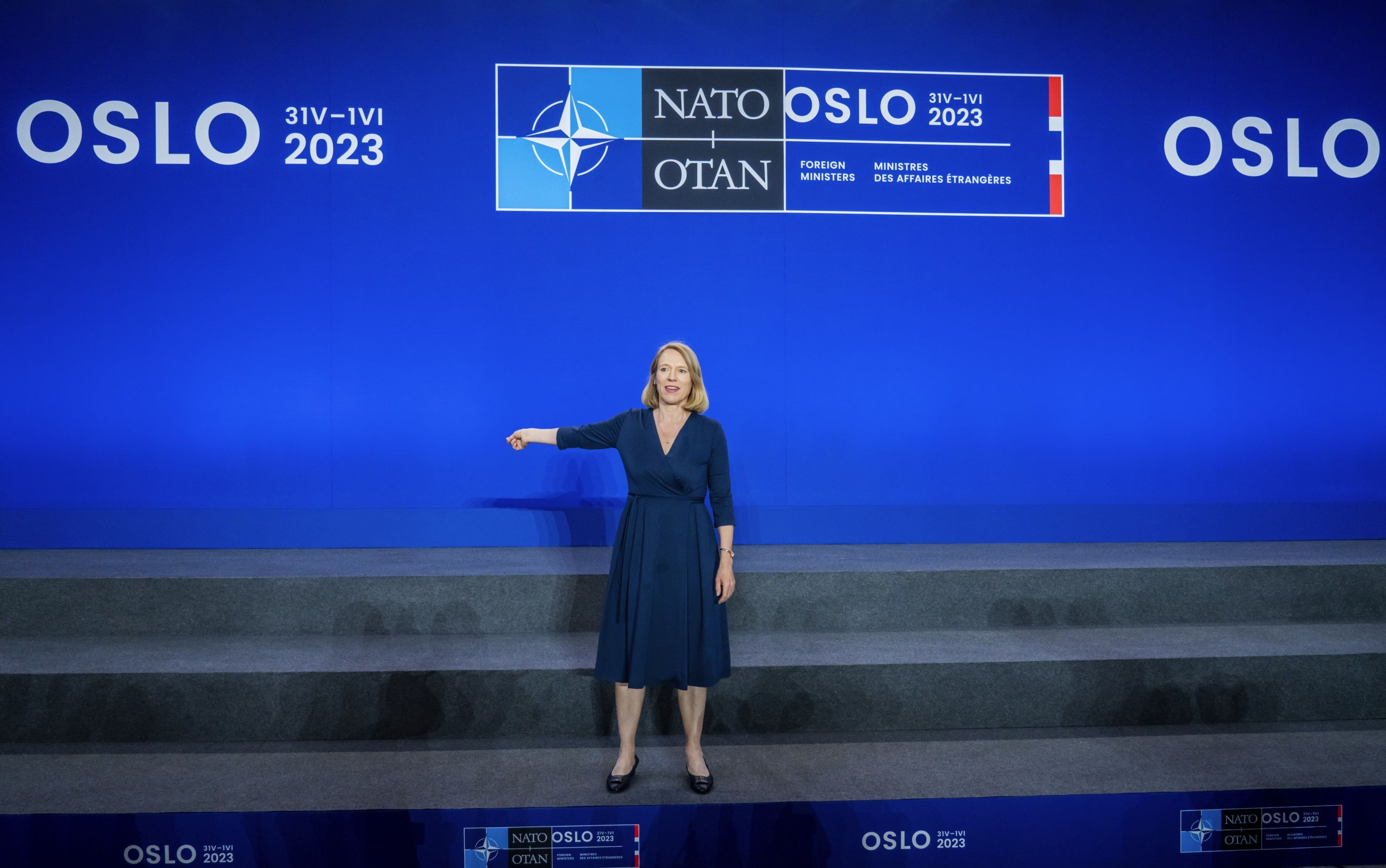 Vertskap: Utanriksminister Anniken Huitfeldt (Ap) tørrtrener på podiet for Natos familiebilete i Oslo rådhus.