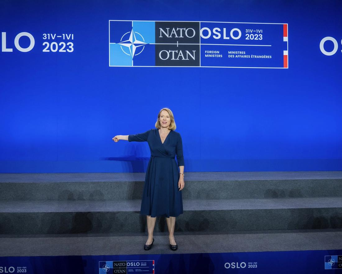 Vertskap: Utanriksminister Anniken Huitfeldt (Ap) tørrtrener på podiet for Natos familiebilete i Oslo rådhus.