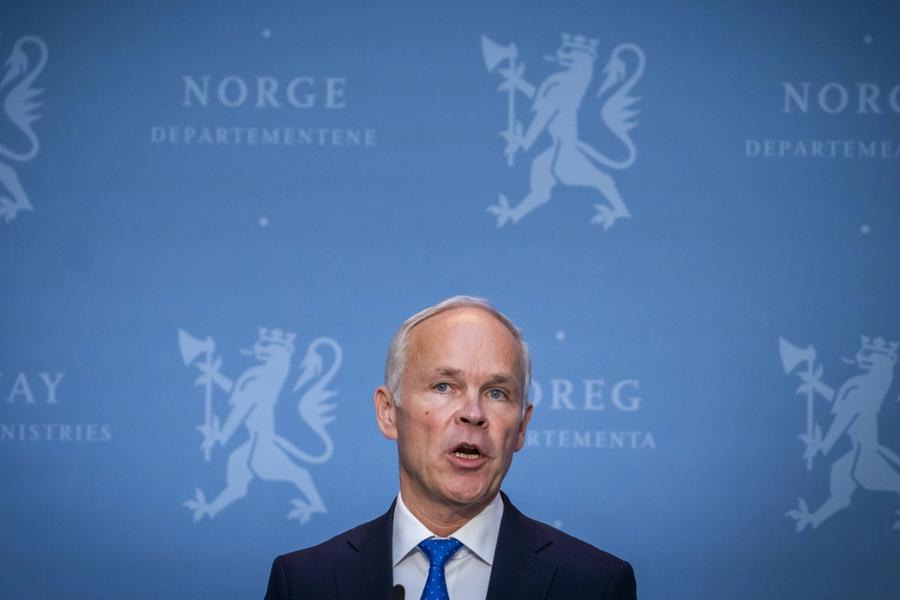 Finansministeren ba private advokater utrede om han kunne gripe inn i Tangen-ansettelsen.