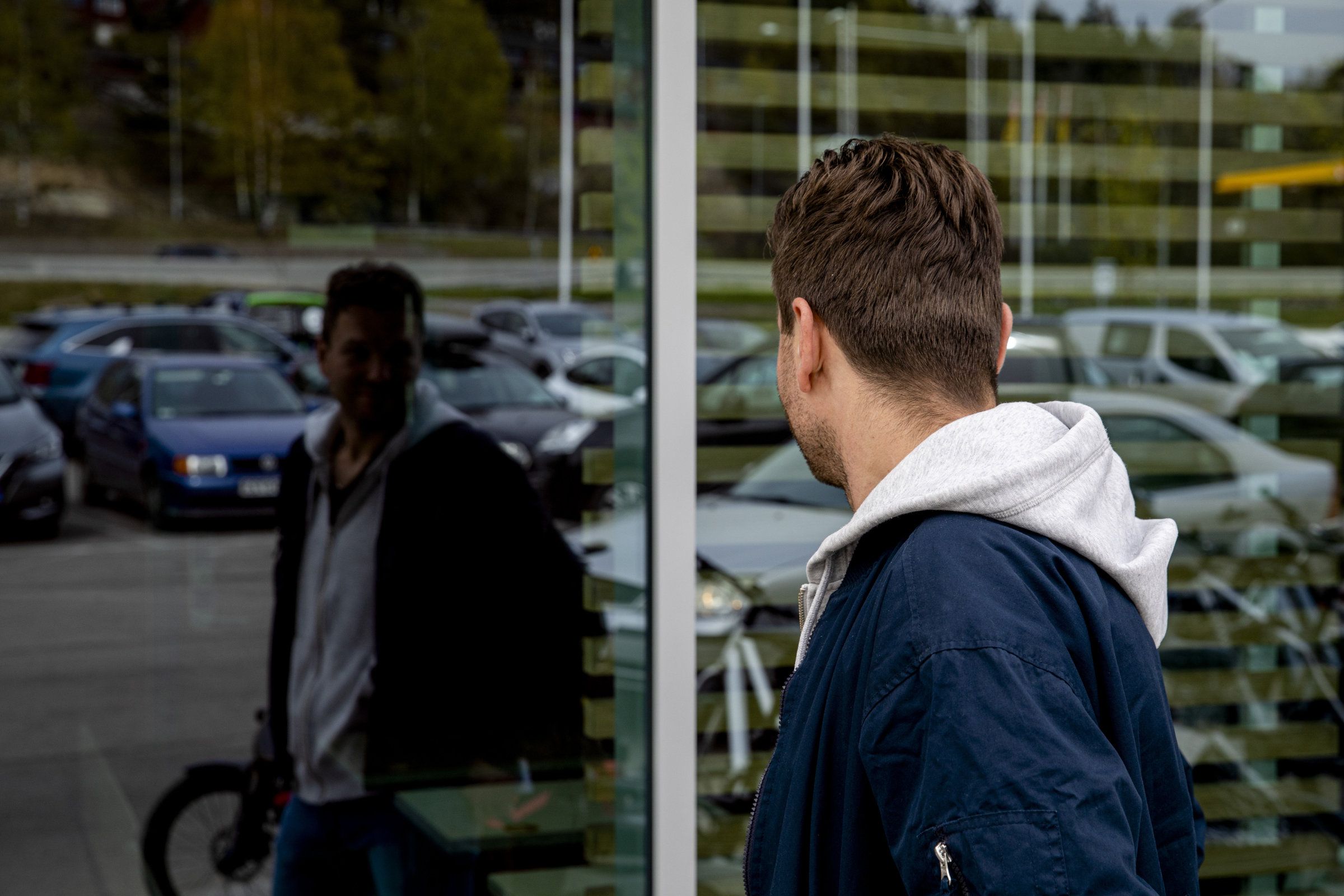 Etterspørselen etter hjemlevering av varer har eksplodert under pandemien. Transporten er ofte svært billig eller helt gratis for kundene. Klassekampen har undersøkt budbransjen for å finne ut hvordan arbeidsforhold og lønnsnivå er for sjåførene som leverer varer til deg. 
  
 Mariusz Barburski Jobber for Oda, nå som direkte ansatt. Tidligere jobbet han for en underleverandør, noe han omtaler som det verste året i livet sitt. 
  
 Foto: Tom Henning Bratlie