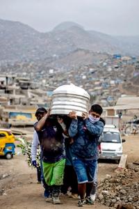 TUNG BØR: Peru er første land som har blitt truet med søksmål fra selskaper for grep landet har tatt for å takle pandemien. Her fraktes et antatt koronaoffer til sin grav i utkanten av Lima.FOTO: ERNESTO BENAVIDES, AFP/NTB SCANPIX