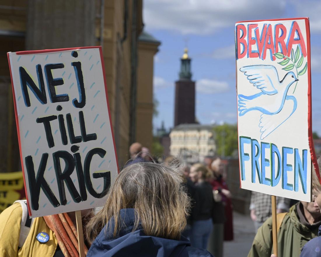Stockholm, Sverige 20220516. 
 Protester utanfor riksdagshuset under den pågående dabatten om NATO medlemskap. 
 Foto: Janerik Henriksson/TT / NTB