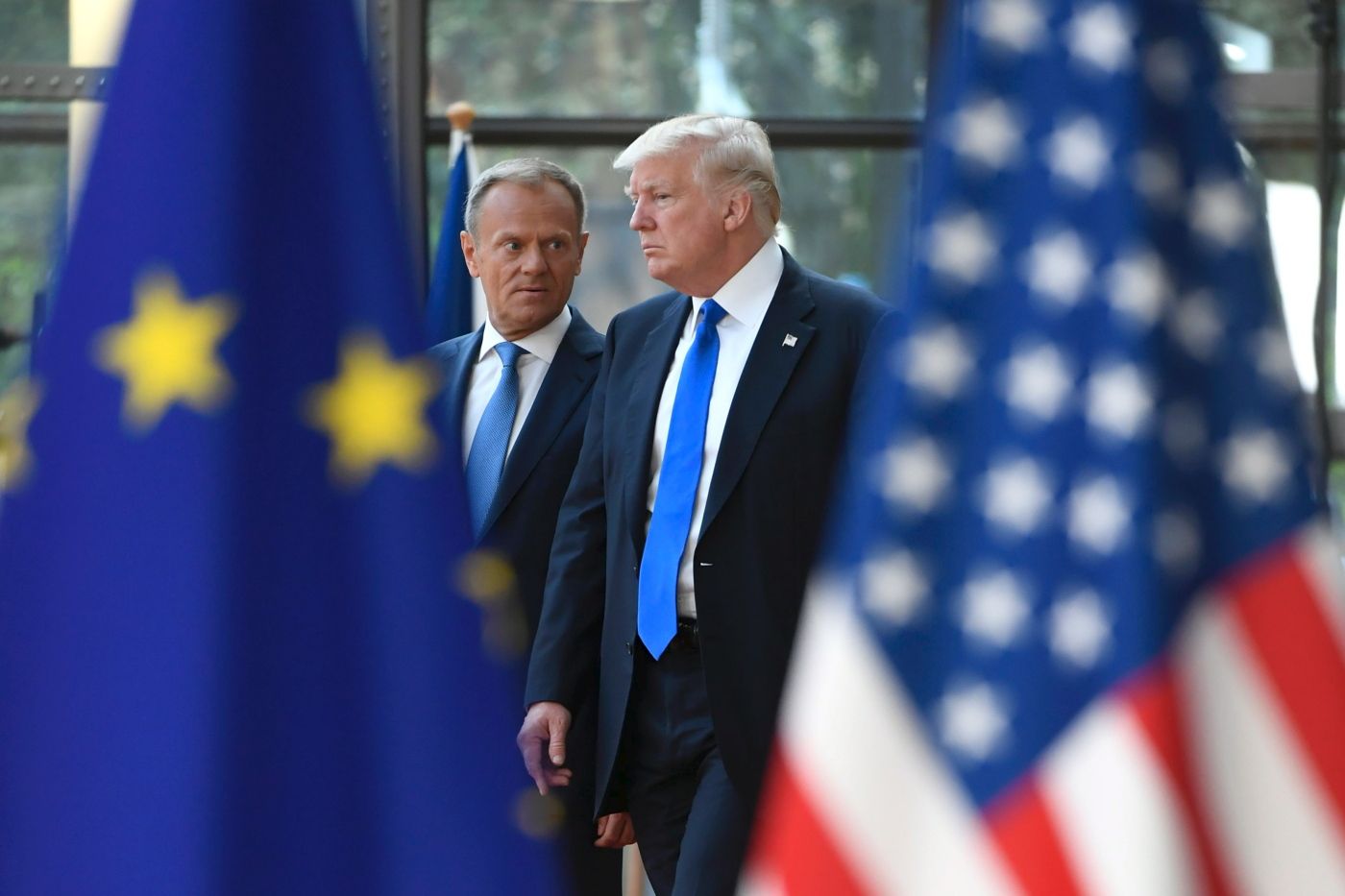 European Council President Donald Tusk (L) speaks to US President Donald Trump (R) as he welcomes him at EU headquarters, as part of the NATO meeting, in Brussels, on May 25, 2017. / AFP PHOTO / EMMANUEL DUNAND